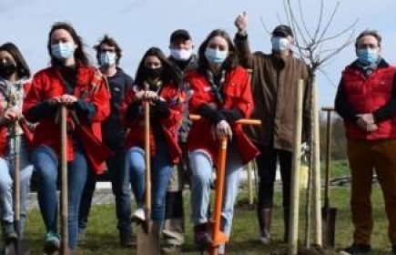  Cette fois, c’est sur le site de l’écluse à Deux-Acren que les membres du Rotary et les scouts ont planté des arbres fruitiers. ÉdA